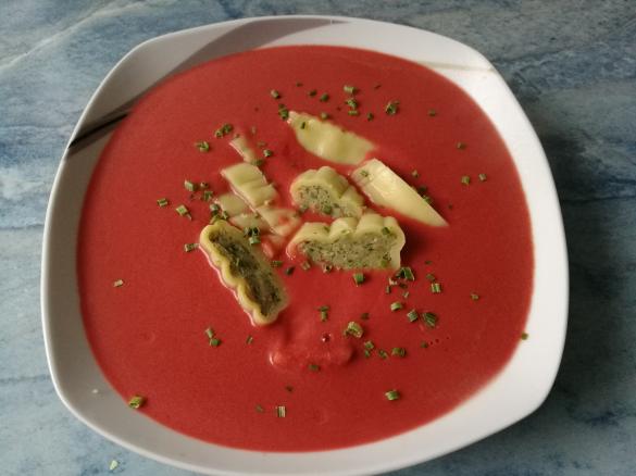 Rote Beete Suppe mit Maultaschen