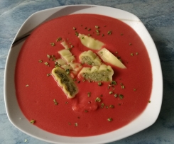 Rote Beete Suppe mit Maultaschen