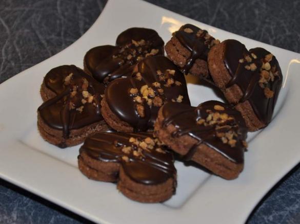 Gefüllte Kirsch-Nuss-Herzchen