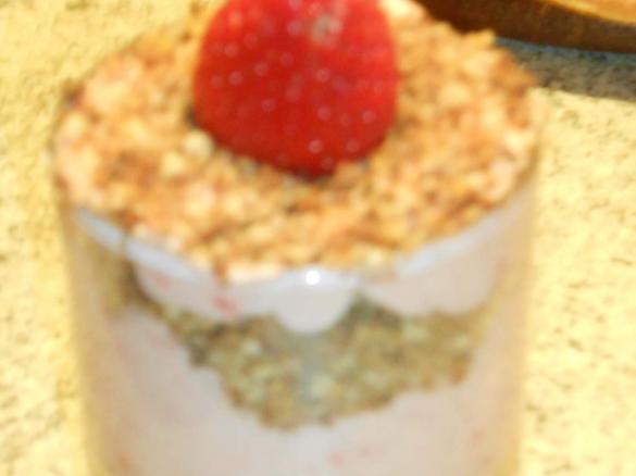 Erdbeerdessert mit Plätzchenbrösel