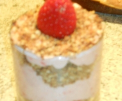 Erdbeerdessert mit Plätzchenbrösel