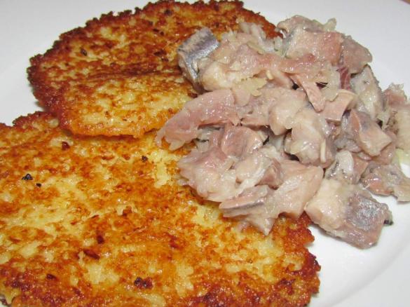 Reibekuchen mit Matjes-Salat 