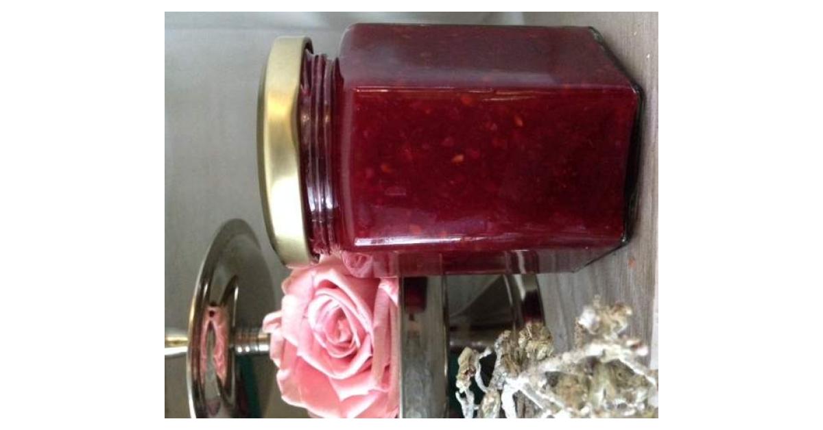 Brombeer-Pfirsich-Erdbeer Marmelade mit gehackten Walnüssen von . Ein ...