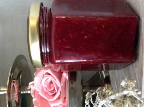 Brombeer-Pfirsich-Erdbeer Marmelade mit gehackten Walnüssen