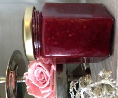 Brombeer-Pfirsich-Erdbeer Marmelade mit gehackten Walnüssen