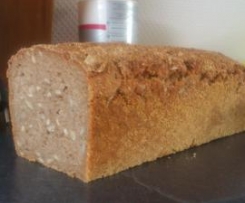 Vollkorn-Dinkel-Brot mit Sonnenblumenkerne