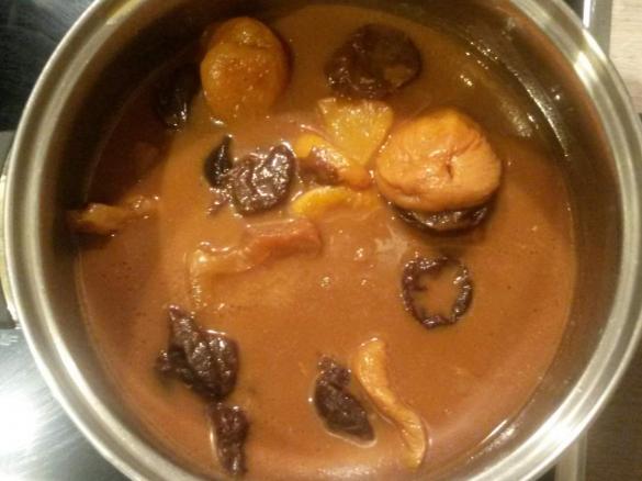 Schlesisches Himmelreich (Backobst mit Bauchfleisch in süß-saurer Soße)