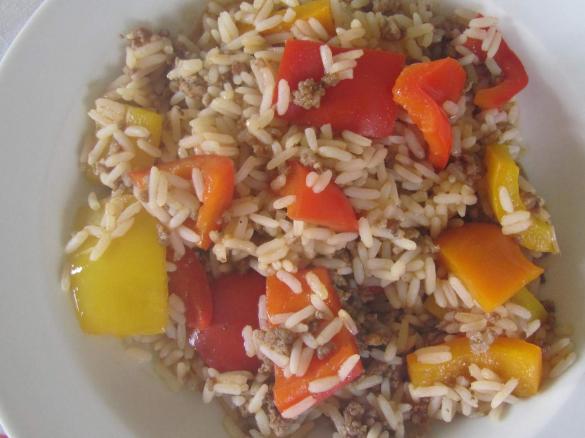 Hackfleischtopf mit Reis und Paprika