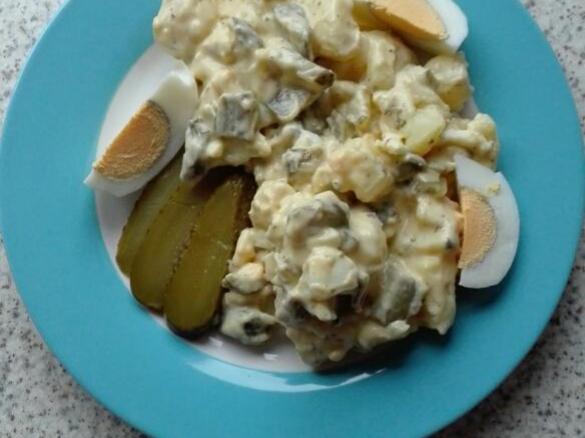 Schneller Kartoffelsalat mit Ei und Gurke