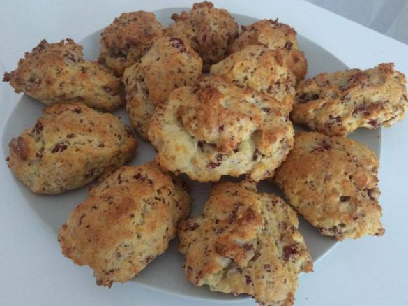 Herzhafte Teilchen mit Wurst und Käse 