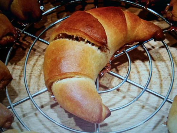 Hefeteig im Wasser gehen lassen für Hefegebäck