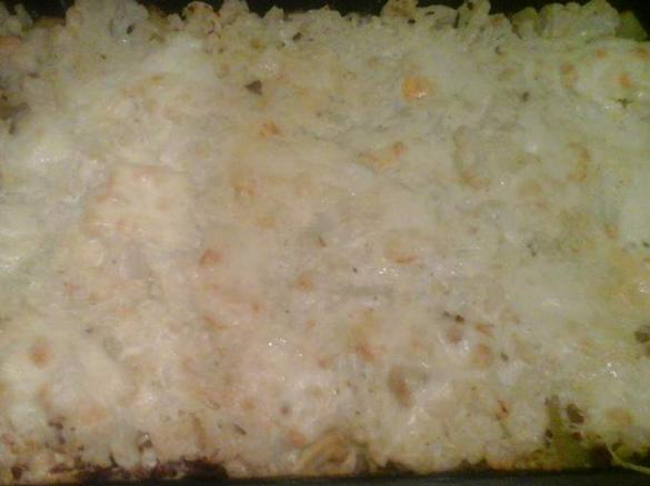 Variation von Gemüse-Kartoffelauflauf mit Hackfleisch in einer Kräuter-Frischkäsesoße, mit Käse überbacken