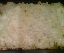 Variation von Gemüse-Kartoffelauflauf mit Hackfleisch in einer Kräuter-Frischkäsesoße, mit Käse überbacken