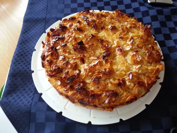 Käsekuchen mit Mandelhaube