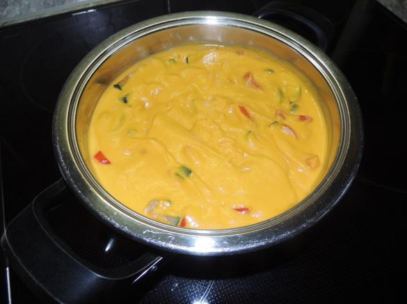 Scharfe Kürbis Erdnuss Soße zu Nudeln