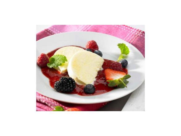 Eisparfait auf Beerenspiegel