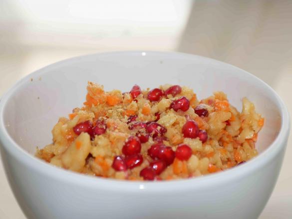 Apfel-Möhren-Salat mit Granatapfel und Ingwer-Honig-Dressing
