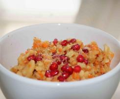 Apfel-Möhren-Salat mit Granatapfel und Ingwer-Honig-Dressing