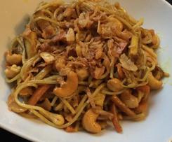 Gebratene Nudeln mit Erdnusssoße (vegan möglich)
