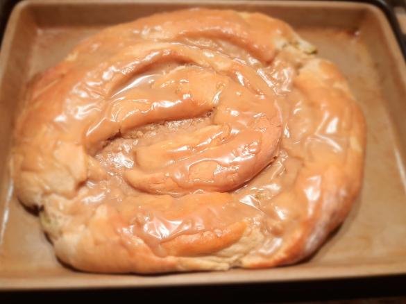 Hefekranz mit Marzipan-Pistazien-Füllung