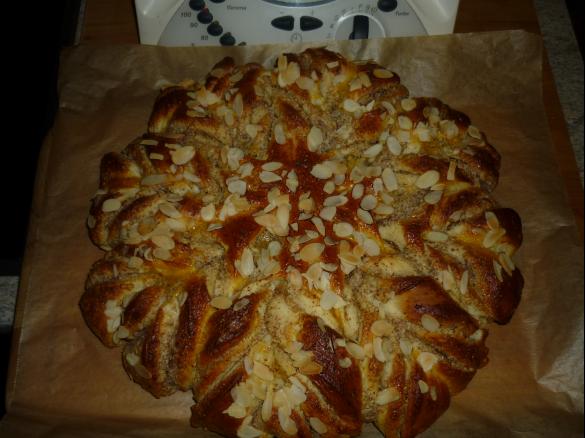 Variation von Hefeblume .. gelingsicherer Hefeteig mit Nußfüllung in schöner Form