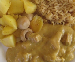 Putengeschnetzeltes in Currysoße mit Reis und Kartoffelwürfel