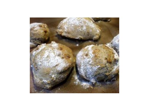 Dunkle Zwiebelbrötchen