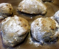 Dunkle Zwiebelbrötchen