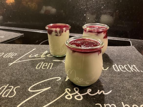 Weiße Schoko-Creme mit Waldfruchtsoße