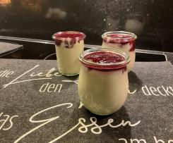 Weiße Schoko-Creme mit Waldfruchtsoße