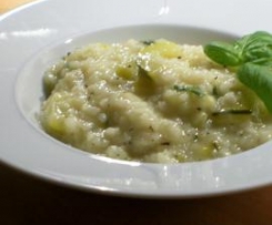 Grünes Risotto mit Zucchini und Basilikum