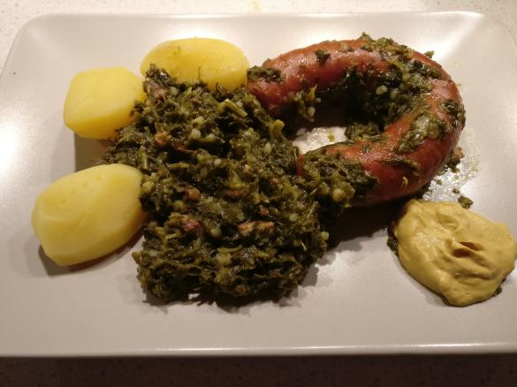 Grünkohl mit Kohlwurst und Kartoffeln 