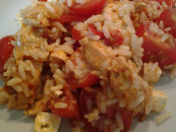 Variation von Tomatensalat mit mariniertem Hähnchen