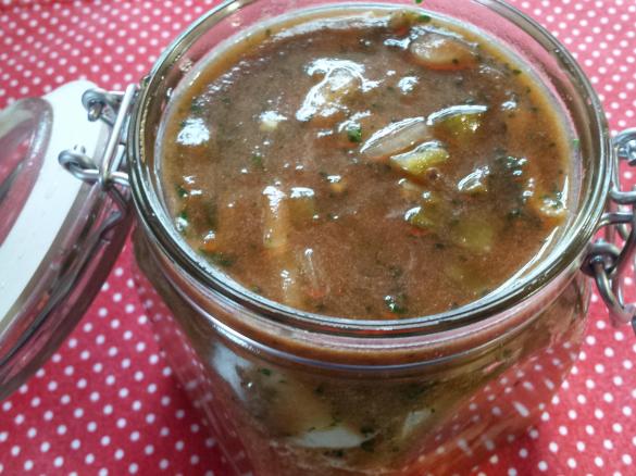 In Tomatenmarinade eingelegter Matjes