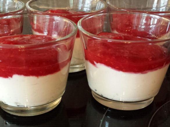 Mascarponequarkcreme mit Beerenpüree