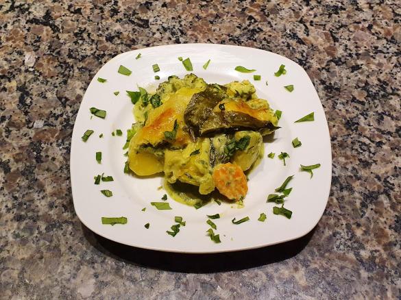 Kartoffel-Hähnchen-Gemüse Auflauf mit leichter Bärlauch Hollandaise