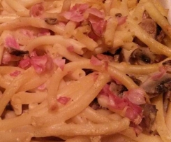 Makkaroniauflauf mit frischen Champignons und gek. Schinken