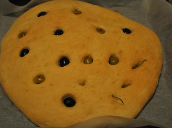 Focaccia (Tomaten-Oliven-Brot)