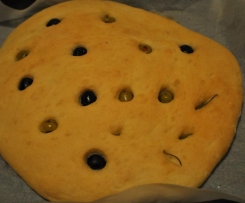 Focaccia (Tomaten-Oliven-Brot)