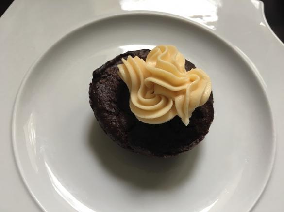 Kaffee Brownie Cupcakes mit Karamellcreme