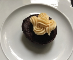 Kaffee Brownie Cupcakes mit Karamellcreme