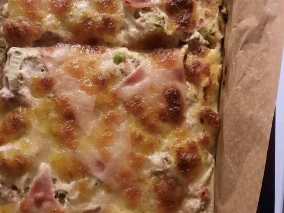 Pizza mit Frischkäse und Schinken