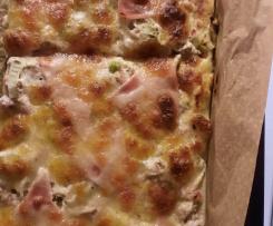 Pizza mit Frischkäse und Schinken