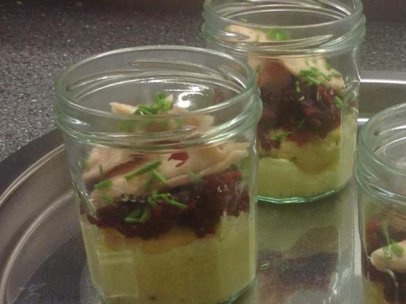 Rote-Bete-Häckerle auf Eierstich mit Forellenfilet