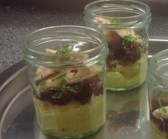 Rote-Bete-Häckerle auf Eierstich mit Forellenfilet