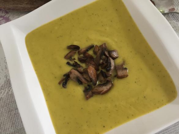 Zucchini-Cremesuppe mit gebratenen Champignons