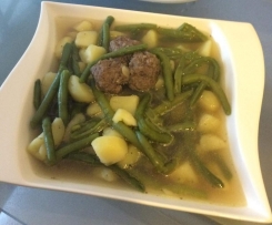Grüner Bohneneintopf mit Hackfleischbällchen