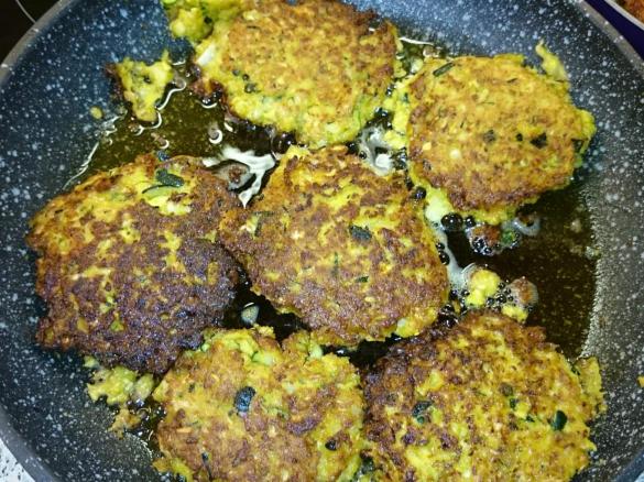Gemüsepuffer aus Blumenkohl und Zucchini