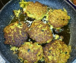 Gemüsepuffer aus Blumenkohl und Zucchini