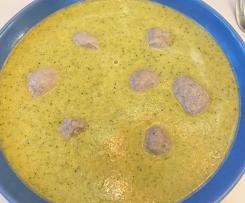 Brokkolicremesuppe mit Bratwurstklößchen
